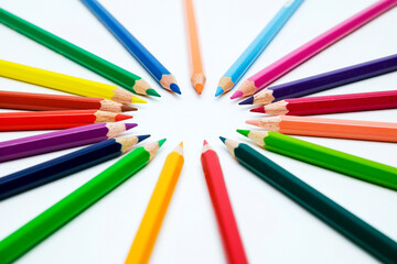 Naklejka premium colored pencils in circle