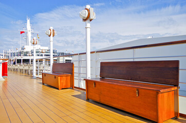 Elegante Balkon- oder Loungemöbel auf Pooldeck von Kreuzfahrtschiff - Deck chairs and sun loungers...