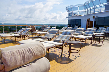 Sonnenliegen auf Luxus Kreuzfahrtschiff - Sun loungers and deck chairs on luxury oceanliner,...
