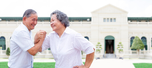 Obraz premium asian olman and woman acting action