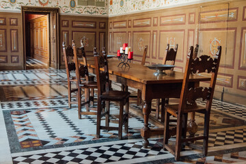 vieille salle  à manger avec une table en bois et des chaises anciennes. Intérieur du château...