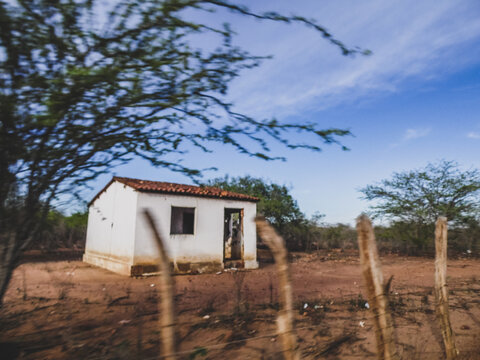 Regi&atilde;o rural do sert&atilde;o do Brasil e conta com a caatinga como bioma vegetal. Clima tropical semi&aacute;rido do interior do Nordeste brasileiro. 