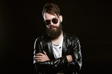Obraz premium fashionable tattooed handsome man in sunglasses