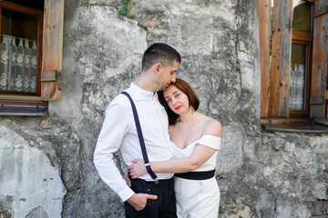 Obraz premium Beautiful stylish couple on a date on the streets in the old city.