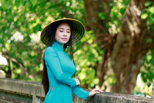 Portrait photo: Vietnamese girl in traditional costume