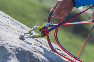 Kletterer sichert sein Nachsteiger am Standplatz mit zwei Seilen. 