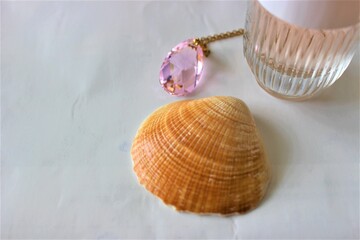 香水瓶とアクサセリーと貝殻