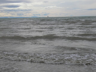 una vista panoramica dell'orizzonte marino presso la spiaggia della città di caorle venezia italia