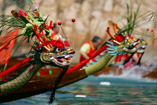 racing dragon boats