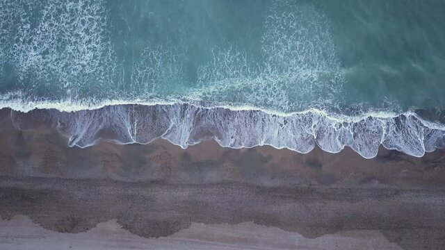 Vista a&eacute;rea (drone) de oleaje en la playa
