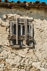 Fenster mit Fensterladen in verlassenen Steinhäusern