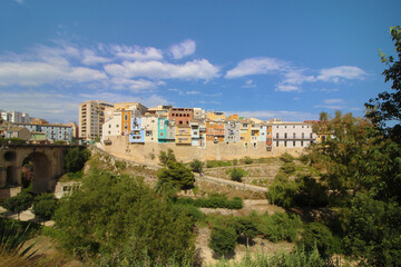 Fototapeta na wymiar Casas de colores sobre el río Amadorio, Villajoyosa, España