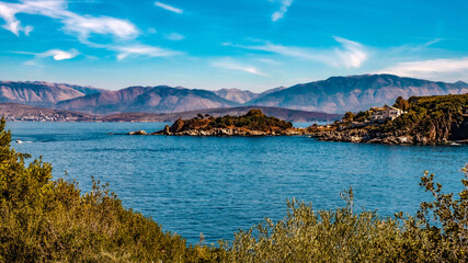 Fototapeta na wymiar Küstenlinie auf der Insel Korfu mit Blick auf die albanische Küste
