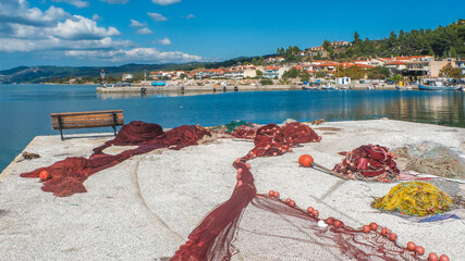 Fischernetze liegen zum Trocknen auf dem Kai im Hafen