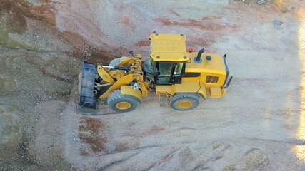 Großer Radlader trägt Kies / Schutthaufen ab, Bergbau, Baustelle, Baumaschinen aus der...