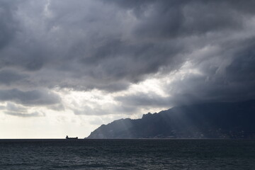 paesaggio di mare con nuvole