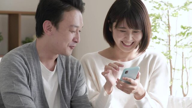 スマートフォンを観るカップル