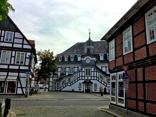 Zentrum des historischen Stadtkerns Rietberg mit Rathaus und weiteren Fachwerkhäusern 