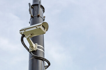 Obraz premium Outdoor security camera on a lamppost in the public park