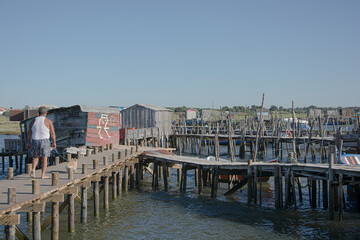 Obraz premium Old seaport with boats and boats and gangway.