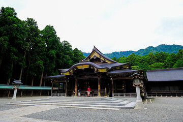 Fototapeta na wymiar 彌彦神社 社殿