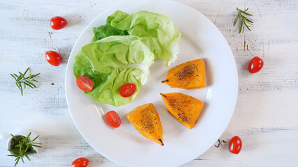 Gebackener Kürbis mit Salat