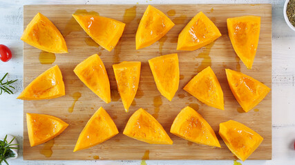 Kürbisteile mit olivenöl