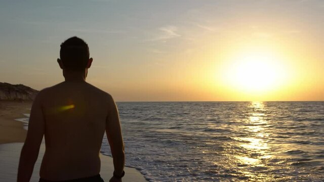 4K, COVID-19 Caucasian Man In A Beach Wearing Face Mask Protective For Spreading Of Coronavirus Disease In Spain. Portrait Of Man With Surgical Mask Against SARS-CoV-2 At Sunset.-Dan