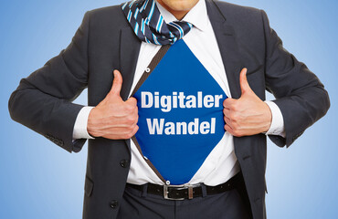 Mann im Anzug trägt Schriftzug Digitaler Wandel
