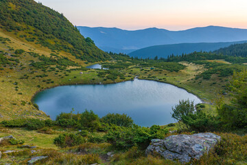 Fototapeta na wymiar Lake Vorozheska a sunny day, Carpathians, Ukraine