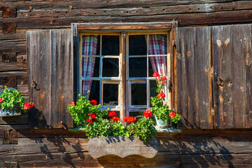 Fototapeta na wymiar Allgäu - Chalet - Fenster - Tradition - Urig