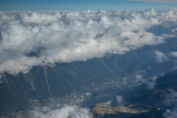 Formation d'une mer de nuage sur la vallée de Chamonix-Mont-Blanc, France