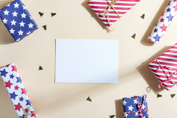 Obraz premium Greeting Christmas mockup card with colorful gift boxes.