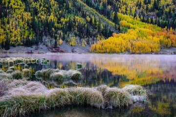 Fototapeta na wymiar Crystal Lake - Colorado Fall