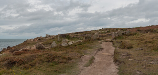 Une vue panoramique sur le sentier des douaniers autour du Cap Lévi en automne (Normandie - France)