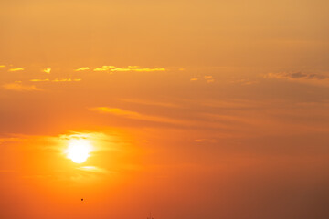Fototapeta na wymiar Abendrot mit Sonne und Wolken am Himmel