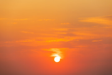 Abendrot mit Sonne und Wolken am Himmel
