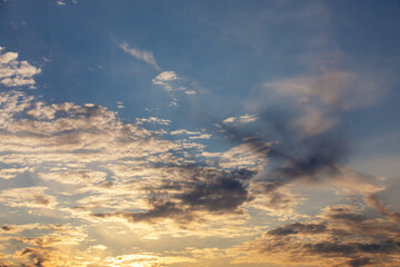 Wolken am Himmel im Sonnenuntergang