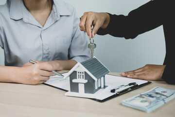 Hand a real estate agent, hold the keys, and explain the business contract, rent, buy, mortgage, loan, or home insurance