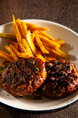 Hamburguesa de carne con papas fritas