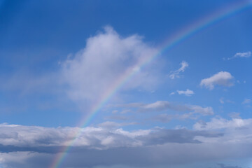 晴れ渡る青空に架かる虹