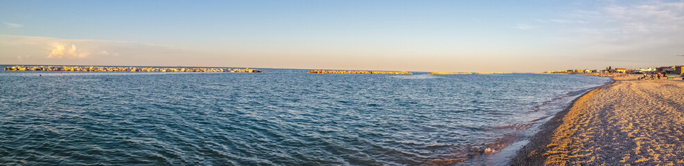 Obraz premium Ultra wide view of the beach of Fano at sunset
