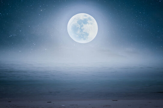 moon and clouds © Tongsai Tongjan