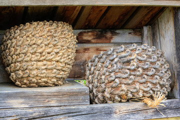 Traditionelle winter- und wetterfeste Behausung für Bienen und Bienenzucht:  Geflochtene...