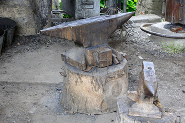 Traditionelle handwerkliche Schmiede: Der Amboss als Grundwerkzeug
