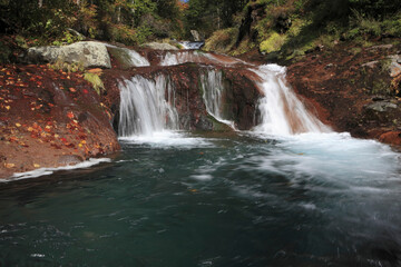 Fototapeta premium 紅葉の滝