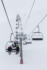 télésiège sur piste de ski à la montagne, France