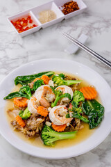 Noodles with shrimp in gravy sauce