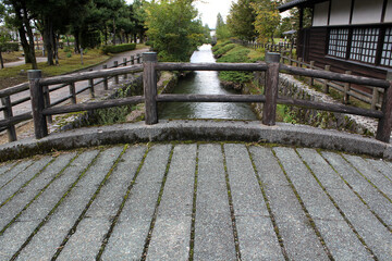 Fototapeta premium 水路に架かった石畳の小さな橋
