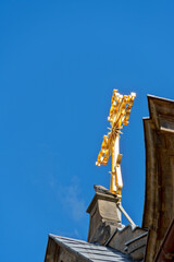 Fototapeta na wymiar Goldenes Kreuz auf der Gaukirche St. Ulrich in Paderborn, Nordrhein-Westfalen
